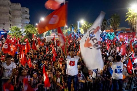 August 24, 2013: Amid the sit-in by members of parliament at the Bardo, the Tunisian opposition—united in a diverse coalition ranging from the far left to the center-right—mobilized nearly 7,000 of its supporters in Tunis to launch its “Week of Departure,” which aims to force, through peaceful demonstrations, the Ennahda-led government to resign following a month-long political stalemate triggered by the assassination of an opposition figure. 