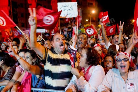 August 24, 2013: Amid the sit-in by members of parliament at the Bardo, the Tunisian opposition—united in a diverse coalition ranging from the far left to the center-right—mobilized nearly 7,000 of its supporters in Tunis to launch its “Week of Departure,” which aims to force, through peaceful demonstrations, the Ennahda-led government to resign following a month-long political stalemate triggered by the assassination of an opposition figure. 