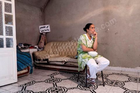 Omelkhir Ouiretani joins us at the home of Ahmed and Janet RIHIME in the Kabaria neighborhood. Since March 2011, these parents have been searching for their 19-year-old son, Wissem. The tragedy struck this family twice when Janet, the mother, driven by despair, set herself on fire a few months ago.