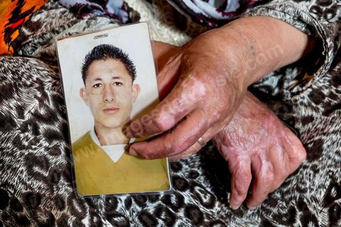 Janet, whose hands and neck are burned, shows us a photo of her missing son. At the home of Ahmed and Janet RIHIME in the Kabaria neighborhood. These parents have been searching for their 19-year-old son, Wissem, since March 2011. The tragedy struck this family twice when Janet, the mother, in a moment of despair, set herself on fire a few months ago.