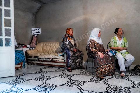 Quelques femmes de disparus nous rejoingnent Chez Ahmed et Janet RIHIME dans le quartier de Kabaria. Ces parents recherchent depuis mars 2011 leur fils Wissem, 19 ans. Le drame a doublement touché cette famille lorsque le desespoir de Janet, la mère, l'a poussé à s'immoler il y a quelques mois.