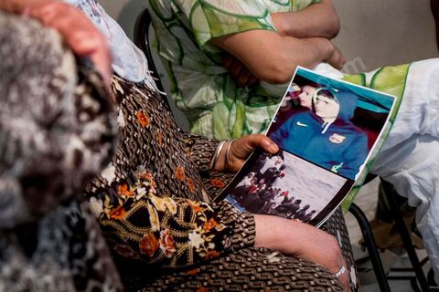 Quelques femmes de disparus nous rejoingnent Chez Ahmed et Janet RIHIME dans le quartier de Kabaria. Ces parents recherchent depuis mars 2011 leur fils Wissem, 19 ans. Le drame a doublement touché cette famille lorsque le desespoir de Janet, la mère, l'a poussé à s'immoler il y a quelques mois.