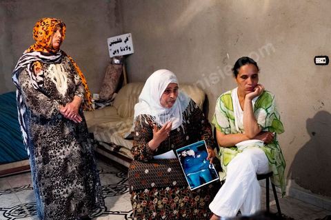 Quelques femmes de disparus nous rejoingnent Chez Ahmed et Janet RIHIME dans le quartier de Kabaria. Ces parents recherchent depuis mars 2011 leur fils Wissem, 19 ans. Le drame a doublement touché cette famille lorsque le desespoir de Janet, la mère, l'a poussé à s'immoler il y a quelques mois.