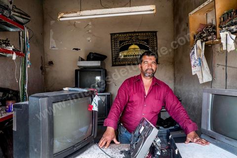 Ahmed in his TV repair shop. At the home of Ahmed and Janet RIHIME in the Kabaria neighborhood. These parents have been searching for their 19-year-old son, Wissem, since March 2011. The tragedy struck this family twice when Janet, the mother, driven by despair, set herself on fire a few months ago.