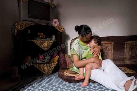 Nabil fled to Italy without telling his wife, who was pregnant with their second daughter at the time. At Omelkhir Ouiretani’s home, this young mother of three is searching for her husband, Nabil, who went missing on the boat on March 29, 2011, in the Kabaria neighborhood.