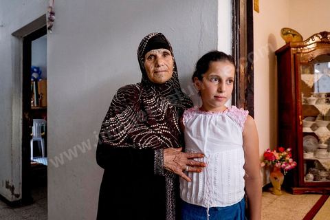 Omelkhir’s grandmother and eldest daughter. In Omelkhir Ouiretani, this young woman—the mother of two daughters—is searching for her husband, Nabil, who went missing on a boat on March 29, 2011, in the Kabaria neighborhood.