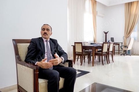 Houcine Jaziri, Secrétaire d'Etat aux migrations dans son bureau au Ministère des Affaires sociales tunisien. Au mois d'avril, quelques dizaines de parents de disparus exaspérés par l'abandon des pouvoirs publics avaient saccagé son bureau.