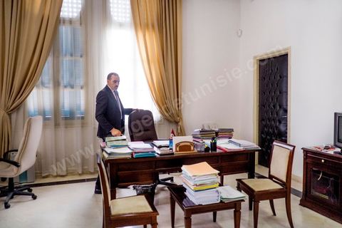 Houcine Jaziri, Secrétaire d'Etat aux migrations dans son bureau au Ministère des Affaires sociales tunisien. Au mois d'avril, quelques dizaines de parents de disparus exaspérés par l'abandon des pouvoirs publics avaient saccagé son bureau.