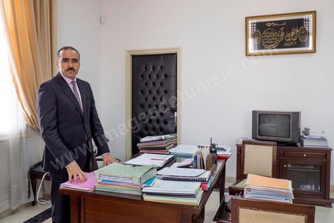 Houcine Jaziri, Secrétaire d'Etat aux migrations dans son bureau au Ministère des Affaires sociales tunisien. Au mois d'avril, quelques dizaines de parents de disparus exaspérés par l'abandon des pouvoirs publics avaient saccagé son bureau.