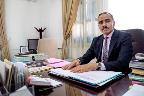 Houcine Jaziri, Secrétaire d'Etat aux migrations dans son bureau au Ministère des Affaires sociales tunisien. Au mois d'avril, quelques dizaines de parents de disparus exaspérés par l'abandon des pouvoirs publics avaient saccagé son bureau.
