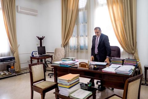 Houcine Jaziri, Secrétaire d'Etat aux migrations dans son bureau au Ministère des Affaires sociales tunisien. Au mois d'avril, quelques dizaines de parents de disparus exaspérés par l'abandon des pouvoirs publics avaient saccagé son bureau.