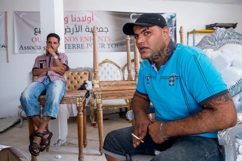 Moahmed Belaïd tells us, at the “A Land for All” association’s office, about his journey to Italy. Having set out on a smuggling boat in late May 2011, this strapping 25-year-old spent nearly four months in Italy before rushing back home due to problems within a mafia network.