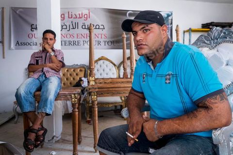 Moahmed Belaïd tells us, at the “A Land for All” association’s office, about his journey to Italy. Having set out on a smuggling boat in late May 2011, this strapping 25-year-old spent nearly four months in Italy before rushing back home due to problems within a mafia network.