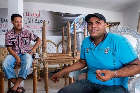 Moahmed Belaïd tells us, at the “A Land for All” association’s office, about his journey to Italy. Having set out on a smuggling boat in late May 2011, this strapping 25-year-old spent nearly four months in Italy before rushing back home due to problems within a mafia network.