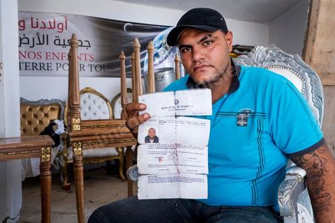 Moahmed Belaïd tells us about his journey to Italy at the offices of the organization “A Land for All.” Having set out on a smuggling boat in late May 2011, this strapping 25-year-old spent nearly four months in Italy before rushing back due to problems within a mafia network. Here, he shows us the document granting him a three-month residence permit.