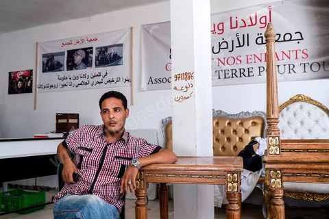Imed Soltani, touché aussi par deux disparitions dans sa famille, a créé et préside l'association une terre pour tous. Peu de moyen son bureau est installé dans le local de son commerce de location de matériel de mariages.