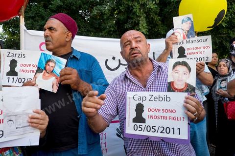 Samir Quarafi crie sa détresse depuis deux ans, sa femme est partie depuis deux ans en Italie pour rechercher sans succès son fils disparu, elle a fait 4 grèves de la faim et une tentative d'immolation. le 6 septembre 2013, une cinquantaine de familles de migrants tunisiens disparus se rassemblent avec des associations devant l'ambassade d'Italie au centre de Tunis pour demander au gouvernment italien le lancement d'une enquête. Suite une rencontre avec le secrétaire général de l'ambassade il leur demandera de voir avec leur gouvernement tunisien. 