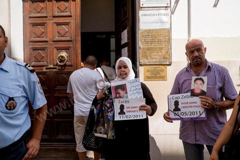 devant la porte de l'ambassade avant l'entrevue. le 6 septembre 2013, une cinquantaine de familles de migrants tunisiens disparus se rassemblent avec des associations devant l'ambassade d'Italie au centre de Tunis pour demander au gouvernment italien le lancement d'une enquête. Suite une rencontre avec le secrétaire général de l'ambassade il leur demandera de voir avec leur gouvernement tunisien. 