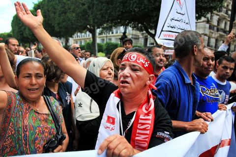 2 octobre 2013 : Manifestation de l'avneue H Bourguiba à la Kasbah suite à la conférence de presse de l'IRVA (initiative sur la recherche de la vérité des assassinats), révélant documents du MI à l'appui le rôle du parti Ennahdha dans l'assassinat de Belaid en février 2013.