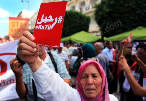 2 octobre 2013 : Manifestation de l'avneue H Bourguiba à la Kasbah suite à la conférence de presse de l'IRVA (initiative sur la recherche de la vérité des assassinats), révélant documents du MI à l'appui le rôle du parti Ennahdha dans l'assassinat de Belaid en février 2013.
