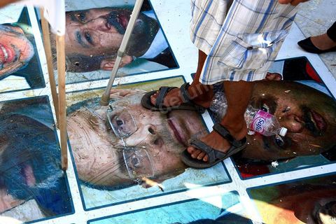2 octobre 2013 : Manifestation de l'avneue H Bourguiba à la Kasbah suite à la conférence de presse de l'IRVA (initiative sur la recherche de la vérité des assassinats), révélant documents du MI à l'appui le rôle du parti Ennahdha dans l'assassinat de Belaid en février 2013.