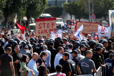 2 octobre 2013 : Manifestation de l'avneue H Bourguiba à la Kasbah suite à la conférence de presse de l'IRVA (initiative sur la recherche de la vérité des assassinats), révélant documents du MI à l'appui le rôle du parti Ennahdha dans l'assassinat de Belaid en février 2013.