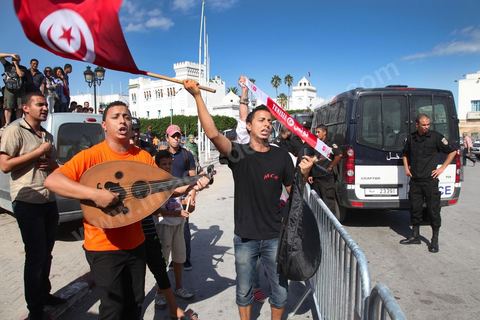 2 octobre 2013 : Manifestation de l'avneue H Bourguiba à la Kasbah suite à la conférence de presse de l'IRVA (initiative sur la recherche de la vérité des assassinats), révélant documents du MI à l'appui le rôle du parti Ennahdha dans l'assassinat de Belaid en février 2013.
