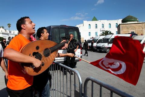 2 octobre 2013 : Manifestation de l'avneue H Bourguiba à la Kasbah suite à la conférence de presse de l'IRVA (initiative sur la recherche de la vérité des assassinats), révélant documents du MI à l'appui le rôle du parti Ennahdha dans l'assassinat de Belaid en février 2013.