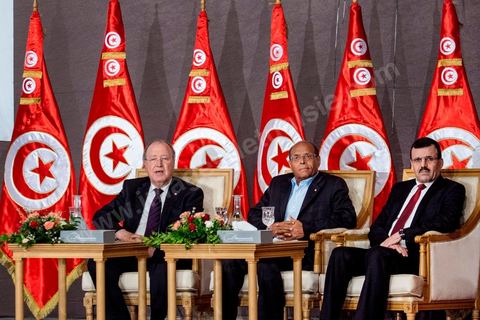 5 octobre 2013 : Les 3 présidents, Ali Larayedh, président du gouvernement, Moncef Marzouki, Président de la République et Mustapha Ben Jaafar, Présidentd e l'ANC, au palais des Congrès de Tunis démarrage du Dialogue National en présence des 3 Présidents et sous la houlette du syndicat UGTT. 4 semaines de négociations autour de la feuille de route qui prévoit la formation d'un gouvernement apolitique et l'adoption d'un calendrier électoral à la fin du mois.