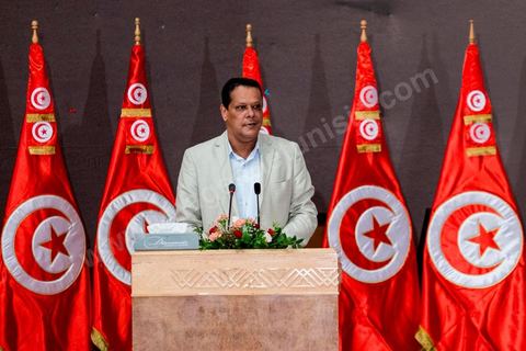 5 octobre 2013 : au palais des Congrès de Tunis démarrage du Dialogue National en présence des 3 Présidents et sous la houlette du syndicat UGTT. 4 semaines de négociations autour de la feuille de route qui prévoit la formation d'un gouvernement apolitique et l'adoption d'un calendrier électoral à la fin du mois.
