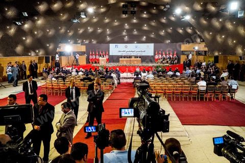 5 octobre 2013 : une presse sous haute surveilance au palais des Congrès de Tunis démarrage du Dialogue National en présence des 3 Présidents et sous la houlette du syndicat UGTT. 4 semaines de négociations autour de la feuille de route qui prévoit la formation d'un gouvernement apolitique et l'adoption d'un calendrier électoral à la fin du mois.