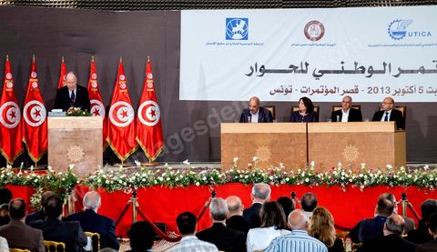 5 octobre 2013 : Discours de Mustapha Ben Jaafar, Président de l'ANC, au palais des Congrès de Tunis démarrage du Dialogue National en présence des 3 Présidents et sous la houlette du syndicat UGTT. 4 semaines de négociations autour de la feuille de route qui prévoit la formation d'un gouvernement apolitique et l'adoption d'un calendrier électoral à la fin du mois.