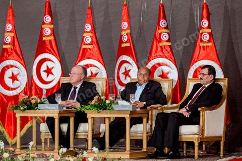 5 octobre 2013 : Les 3 présidents, Ali Larayedh, président du gouvernement, Moncef Marzouki, Président de la République et Mustapha Ben Jaafar, Président de l'ANC, au palais des Congrès de Tunis démarrage du Dialogue National en présence des 3 Présidents et sous la houlette du syndicat UGTT. 4 semaines de négociations autour de la feuille de route qui prévoit la formation d'un gouvernement apolitique et l'adoption d'un calendrier électoral à la fin du mois.