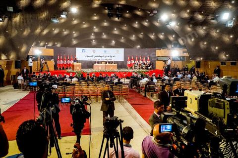 5 octobre 2013 : au palais des Congrès de Tunis démarrage du Dialogue National en présence des 3 Présidents et sous la houlette du syndicat UGTT. 4 semaines de négociations autour de la feuille de route qui prévoit la formation d'un gouvernement apolitique et l'adoption d'un calendrier électoral à la fin du mois.