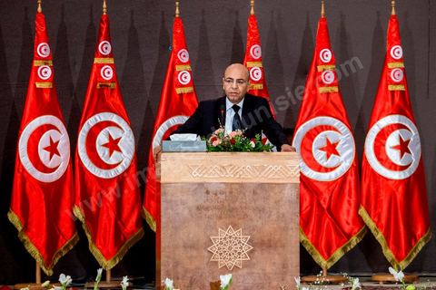 5 octobre 2013 : au palais des Congrès de Tunis démarrage du Dialogue National en présence des 3 Présidents et sous la houlette du syndicat UGTT. 4 semaines de négociations autour de la feuille de route qui prévoit la formation d'un gouvernement apolitique et l'adoption d'un calendrier électoral à la fin du mois.