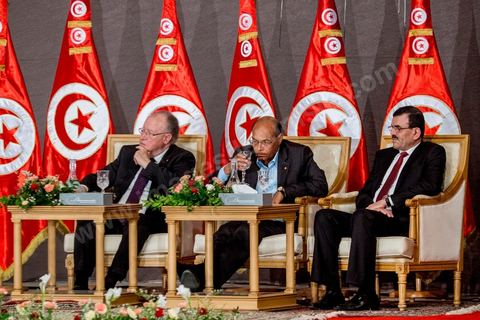 5 octobre 2013 : Les 3 présidents, Ali Larayedh, président du gouvernement, Moncef Marzouki, Président de la République et Mustapha Ben Jaafar, Président de l'ANC, au palais des Congrès de Tunis démarrage du Dialogue National en présence des 3 Présidents et sous la houlette du syndicat UGTT. 4 semaines de négociations autour de la feuille de route qui prévoit la formation d'un gouvernement apolitique et l'adoption d'un calendrier électoral à la fin du mois.