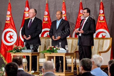 5 octobre 2013 : Les 3 présidents, Ali Larayedh, président du gouvernement, Moncef Marzouki, Président de la République et Mustapha Ben Jaafar, Président de l'ANC, au palais des Congrès de Tunis démarrage du Dialogue National en présence des 3 Présidents et sous la houlette du syndicat UGTT. 4 semaines de négociations autour de la feuille de route qui prévoit la formation d'un gouvernement apolitique et l'adoption d'un calendrier électoral à la fin du mois.