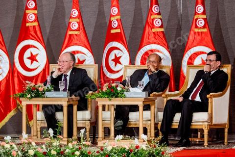5 octobre 2013 : Les 3 présidents, Ali Larayedh, président du gouvernement, Moncef Marzouki, Président de la République et Mustapha Ben Jaafar, Président de l'ANC, au palais des Congrès de Tunis démarrage du Dialogue National en présence des 3 Présidents et sous la houlette du syndicat UGTT. 4 semaines de négociations autour de la feuille de route qui prévoit la formation d'un gouvernement apolitique et l'adoption d'un calendrier électoral à la fin du mois.