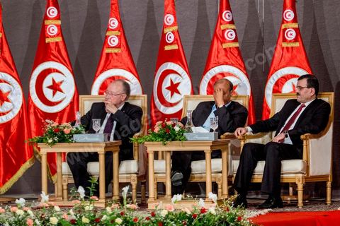 5 octobre 2013 : Les 3 présidents, Ali Larayedh, président du gouvernement, Moncef Marzouki, Président de la République et Mustapha Ben Jaafar, Président de l'ANC, au palais des Congrès de Tunis démarrage du Dialogue National en présence des 3 Présidents et sous la houlette du syndicat UGTT. 4 semaines de négociations autour de la feuille de route qui prévoit la formation d'un gouvernement apolitique et l'adoption d'un calendrier électoral à la fin du mois.