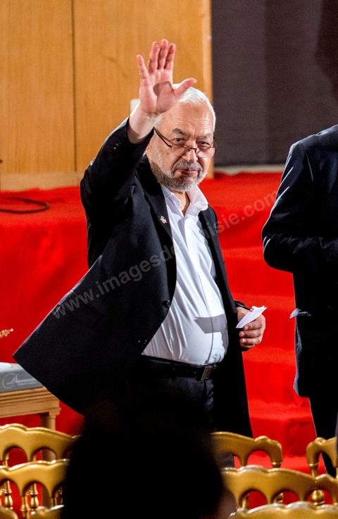 5 octobre 2013 : Rached Ghannouchi, président d'Ennahdha au palais des Congrès de Tunis démarrage du Dialogue National en présence des 3 Présidents et sous la houlette du syndicat UGTT. 4 semaines de négociations autour de la feuille de route qui prévoit la formation d'un gouvernement apolitique et l'adoption d'un calendrier électoral à la fin du mois.