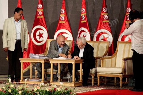 5 octobre 2013 : Rached Ghannouchi, président du parti au pouvoir Ennahdha à la séance de signature de la feuille de route au palais des Congrès de Tunis démarrage du Dialogue National en présence des 3 Présidents et sous la houlette du syndicat UGTT. 4 semaines de négociations autour de la feuille de route qui prévoit la formation d'un gouvernement apolitique et l'adoption d'un calendrier électoral à la fin du mois.
