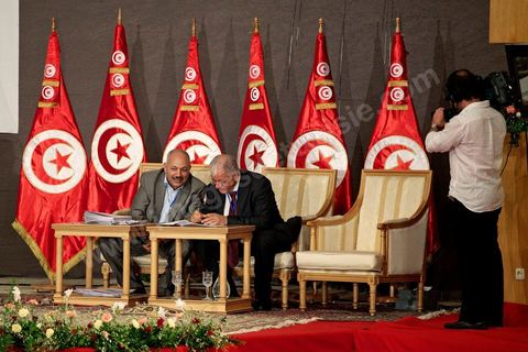 5 octobre 2013 : Kamel Morjane, président du parti Al Moubadra, à la séance de signature de la feuille de route au palais des Congrès de Tunis démarrage du Dialogue National en présence des 3 Présidents et sous la houlette du syndicat UGTT. 4 semaines de négociations autour de la feuille de route qui prévoit la formation d'un gouvernement apolitique et l'adoption d'un calendrier électoral à la fin du mois.