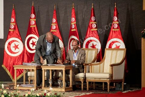 5 octobre 2013 : à la séance de signature de la feuille de route au palais des Congrès de Tunis démarrage du Dialogue National en présence des 3 Présidents et sous la houlette du syndicat UGTT. 4 semaines de négociations autour de la feuille de route qui prévoit la formation d'un gouvernement apolitique et l'adoption d'un calendrier électoral à la fin du mois.