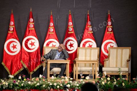 5 octobre 2013 : à la séance de signature de la feuille de route au palais des Congrès de Tunis démarrage du Dialogue National en présence des 3 Présidents et sous la houlette du syndicat UGTT. 4 semaines de négociations autour de la feuille de route qui prévoit la formation d'un gouvernement apolitique et l'adoption d'un calendrier électoral à la fin du mois.