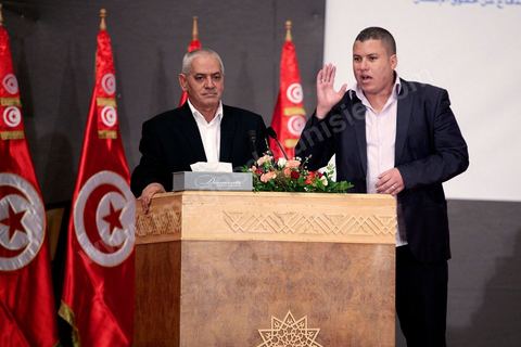 5 octobre 2013 : contestations pendant la seconde intervention de Houcine Abassi à la séance de signature de la feuille de route au palais des Congrès de Tunis démarrage du Dialogue National en présence des 3 Présidents et sous la houlette du syndicat UGTT. 4 semaines de négociations autour de la feuille de route qui prévoit la formation d'un gouvernement apolitique et l'adoption d'un calendrier électoral à la fin du mois.