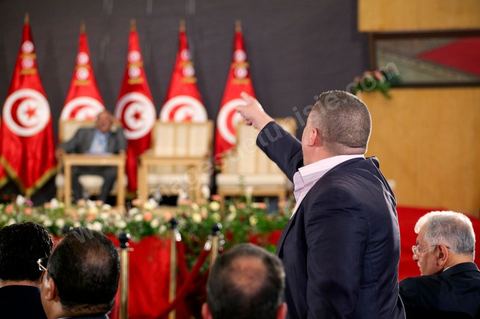 5 octobre 2013 : contestations pendant la seconde intervention de Houcine Abassi à la séance de signature de la feuille de route au palais des Congrès de Tunis démarrage du Dialogue National en présence des 3 Présidents et sous la houlette du syndicat UGTT. 4 semaines de négociations autour de la feuille de route qui prévoit la formation d'un gouvernement apolitique et l'adoption d'un calendrier électoral à la fin du mois.
