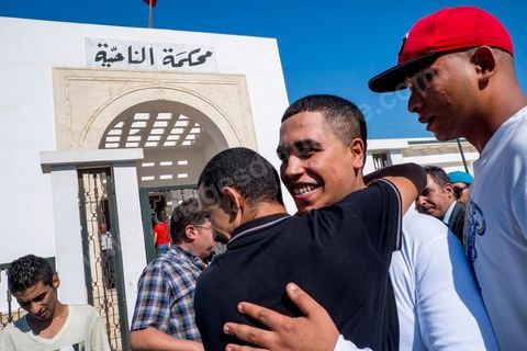 26 septembre 2013 : Devant le tribunal, rappeurs et jeunes collégiens venus soutenir Klay BBJ au tribunal cantonal de Hammamet le rappeur Klay BBJ comparait en opposition à sa condamnation par contumace de 1 an et 9 mois de prison ferme suite à leur représentation au Festival d'Hammamet. Le juge condamne Le rappeur à 6 mois de prion ferme pour outrage à fonctionnaires de police pour avoir chanter un extrait de la chanson de Weld El XV "Boulicia Kleb" (les poiliciers sont des chiens). 