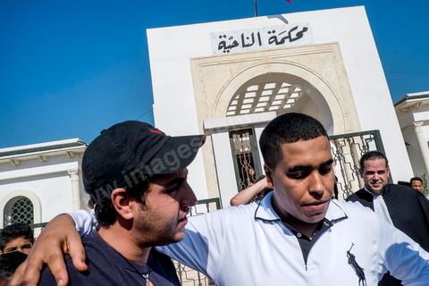 26 septembre 2013 : Devant le tribunal, rappeurs et jeunes collégiens venus soutenir Klay BBJ au tribunal cantonal de Hammamet le rappeur Klay BBJ comparait en opposition à sa condamnation par contumace de 1 an et 9 mois de prison ferme suite à leur représentation au Festival d'Hammamet. Le juge condamne Le rappeur à 6 mois de prion ferme pour outrage à fonctionnaires de police pour avoir chanter un extrait de la chanson de Weld El XV "Boulicia Kleb" (les poiliciers sont des chiens). 