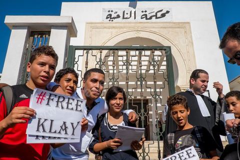 26 septembre 2013 : Devant le tribunal, rappeurs et jeunes collégiens venus soutenir Klay BBJ au tribunal cantonal de Hammamet le rappeur Klay BBJ comparait en opposition à sa condamnation par contumace de 1 an et 9 mois de prison ferme suite à leur représentation au Festival d'Hammamet. Le juge condamne Le rappeur à 6 mois de prion ferme pour outrage à fonctionnaires de police pour avoir chanter un extrait de la chanson de Weld El XV "Boulicia Kleb" (les poiliciers sont des chiens). 