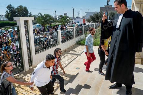 26 septembre 2013 : Avec son avocat défenseur des rappeurs Ghazi Mrabet, Klay BBJ se rend à son audience au tribunal cantonal de Hammamet le rappeur Klay BBJ comparait en opposition à sa condamnation par contumace de 1 an et 9 mois de prison ferme suite à leur représentation au Festival d'Hammamet. Le juge condamne Le rappeur à 6 mois de prion ferme pour outrage à fonctionnaires de police pour avoir chanter un extrait de la chanson de Weld El XV "Boulicia Kleb" (les poiliciers sont des chiens). 